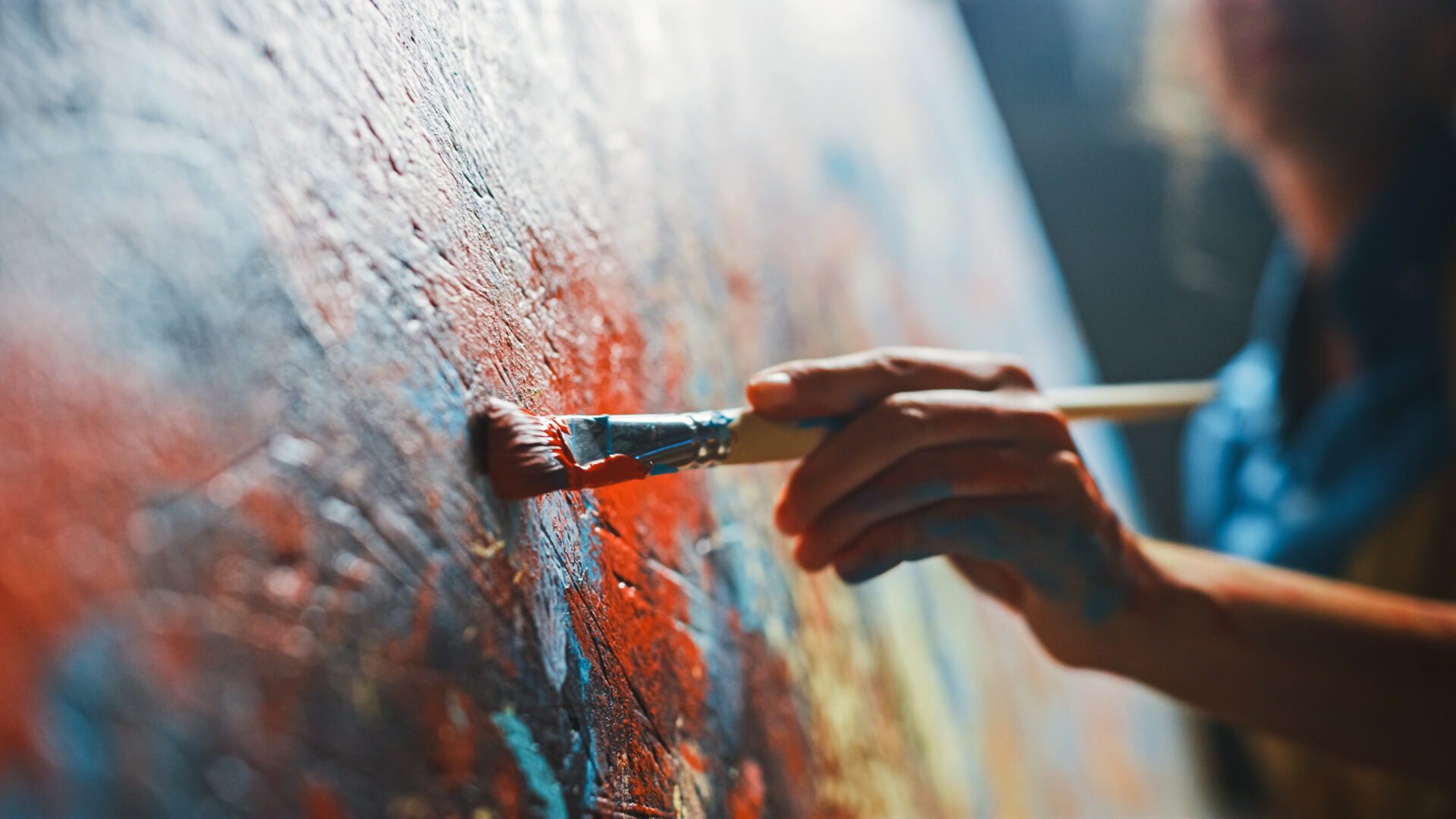 woman-painting-art-close-up