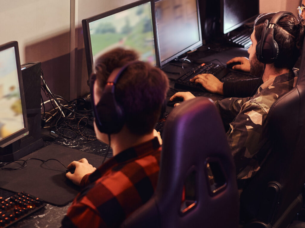 middle-eastern-gamers-on-pcs