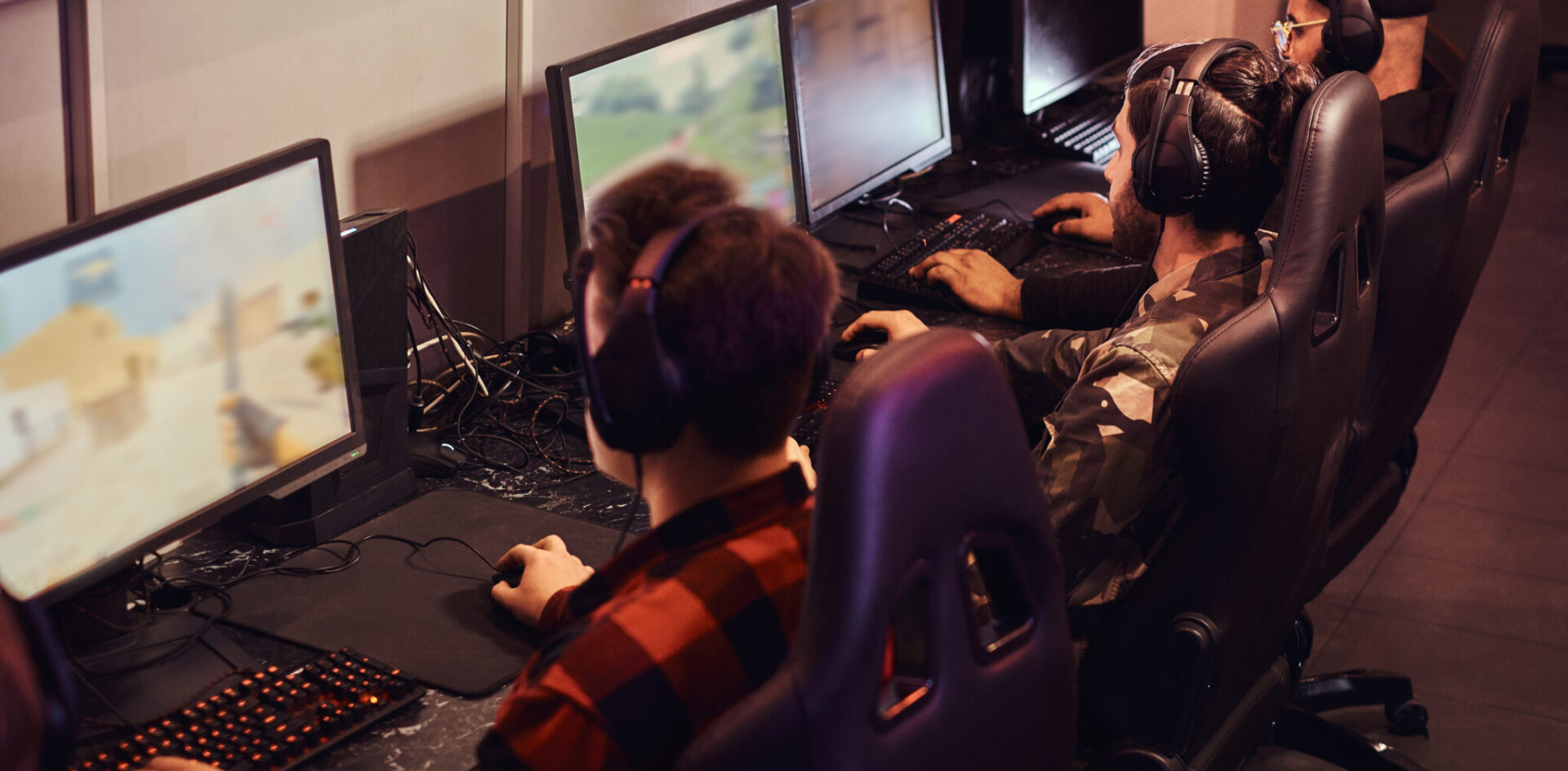middle-eastern-gamers-on-pcs