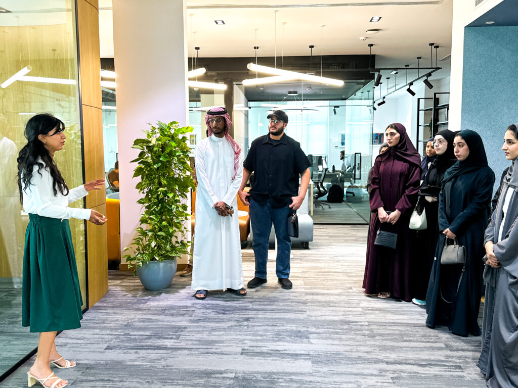 reso-welcomes-students-from-almubarrah-alkhalifia-foundations-rayaat-program-for-an- immersive-office-experience